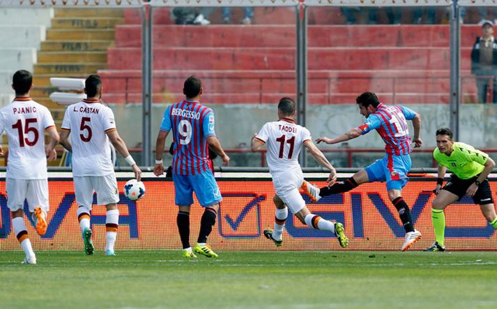 Mariano Izco skorar annað mark Catania gegn Roma í dag.