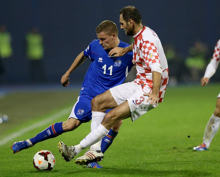 Josip Simunic í baráttu við Alfreð Finnbogason í leiknum á móti Íslandi.