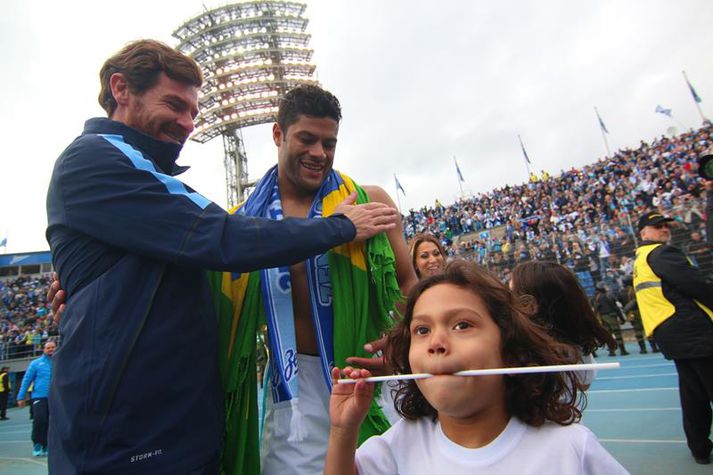 Villas-Boas og Hulk fagna titlinum.