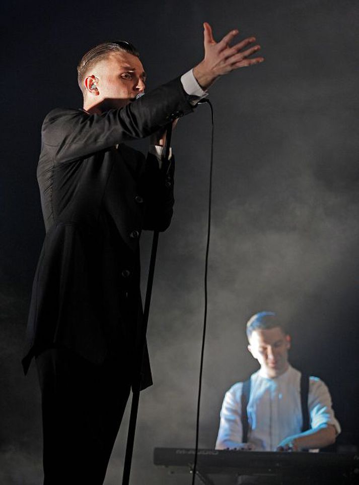 Theo Hutchcraft skartar hárgreiðslu sem er sú vinsælasta á Íslandi. Söngvarinn gæti hugsað sér að opna hárgreiðslustofu hér.  Fréttablaðið/Valli