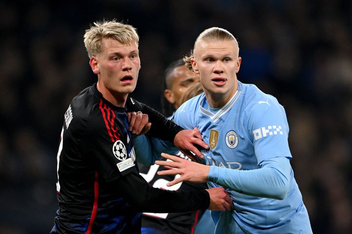 Orri Steinn í baráttunni við Erling Braut Haaland í leik Manchester City og FC Kaupmannahafnar í Meistaradeild Evrópu í gær