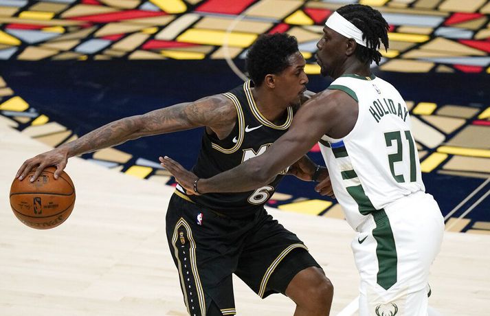 Lou Williams með boltann gegn Milwaukee Bucks í gærkvöld.