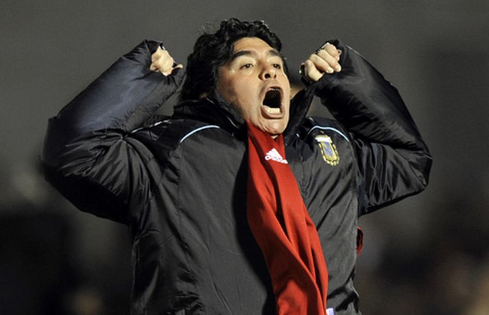 Diego Maradona landsliðsþjálfari Argentínu fagnar sigrinum í gær.