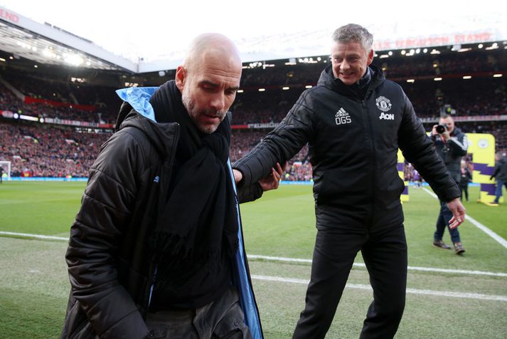 Ole Gunnar Solskjær kann þá lista að stýra Manchester United til sigurs á móti Manchester City. Hér er hann með Pep Guardiola.