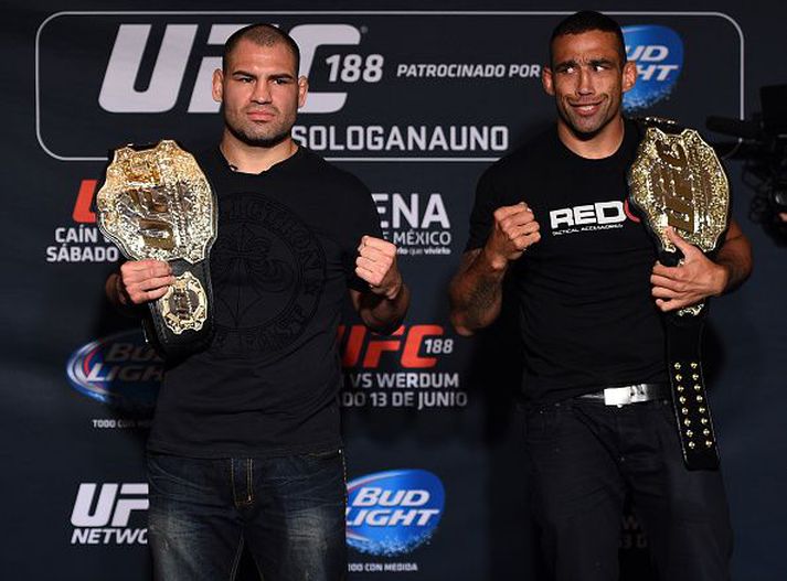 Velasquez (t.v.) og Werdum (t.h.). Gætu ekki verið ólíkari.