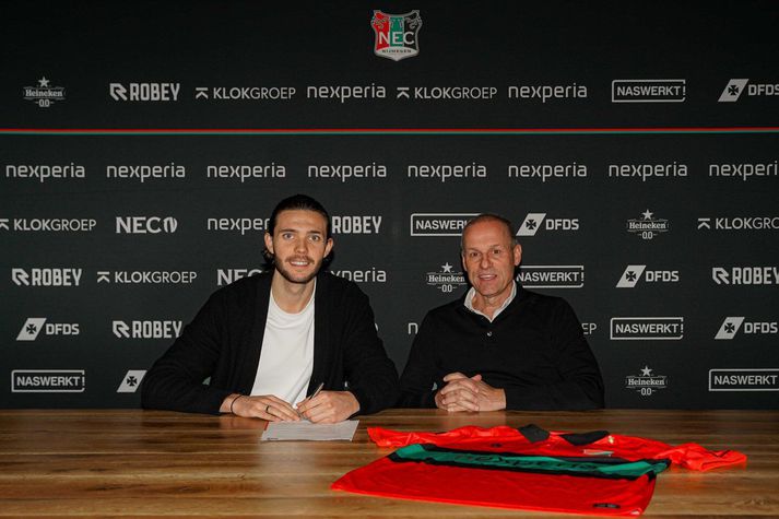 Willum skrifar hér undir samning við NEC