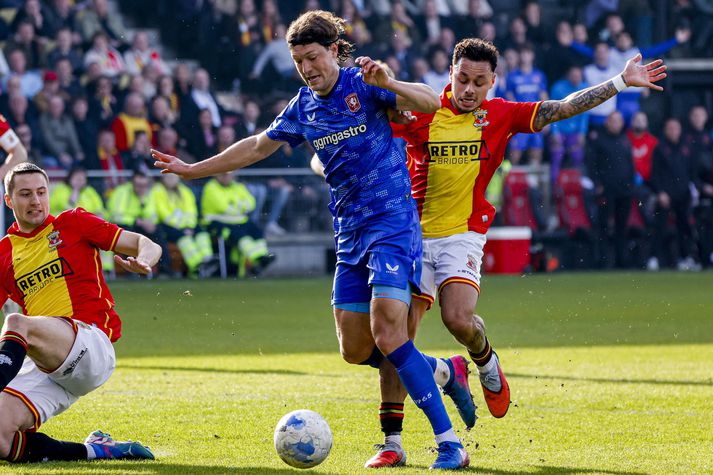 Stefán Ingi og hinn umræddi Dean James í baráttunni um boltann í leik við Twente. 