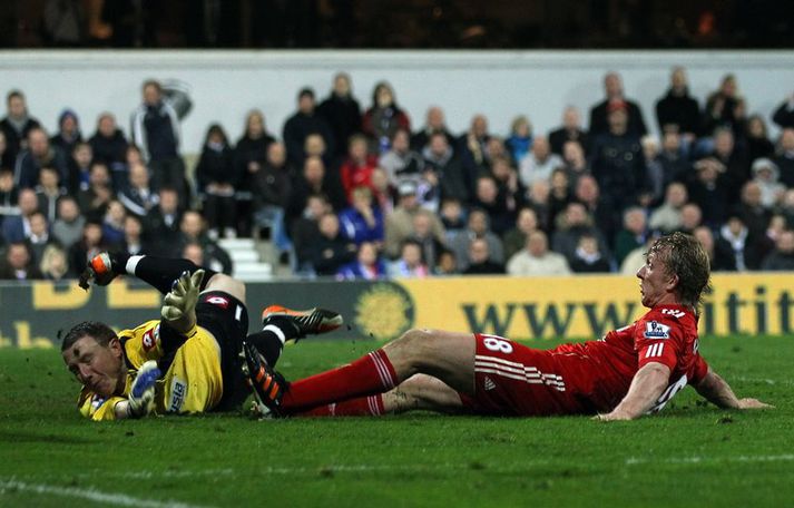 Frá leik QPR og Liverpool.  Dirk Kuyt leikmaður Liverpool og markvörðurinn Paddy Kenny.