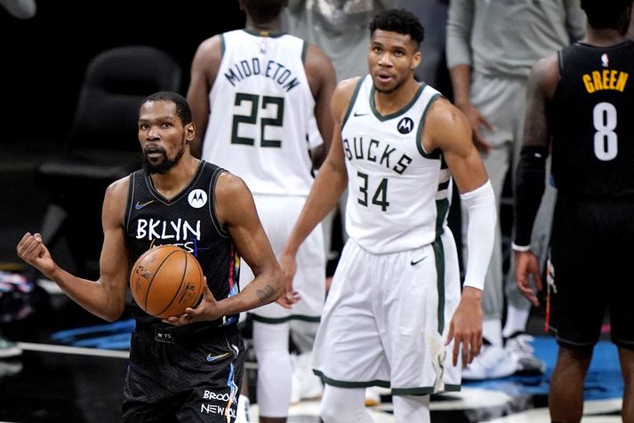 Giannis Antetokounmpo horfir hér á Kevin Durant fagna en Grikkinn sagði Durant vera besta leikmann heims eftir frammistöðuna með Brooklyn Nets í nótt.