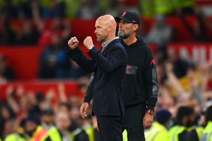 Erik ten Hag fagnar sigrinum í kvöld á meðan Juregn Klopp virðist áhyggjufullur í bakgrunni.