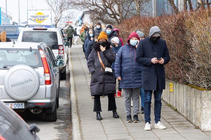 Alls hafa 19.708 manns greinst með kórónuveiruna hér á landi frá því faraldurinn hófst í lok febrúar á síðasta ári.