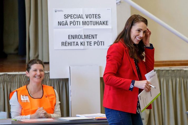 Jacinda Ardern forsætisráðherra greiðir utankjörfundaratkvæði fyrir þingkosningar sem fara fram 17. október. Ríkisstjórn hennar hefur náð góðum árangri í að bæla niður faraldurinn og er með drjúgt forskot í skoðanakönnunum.