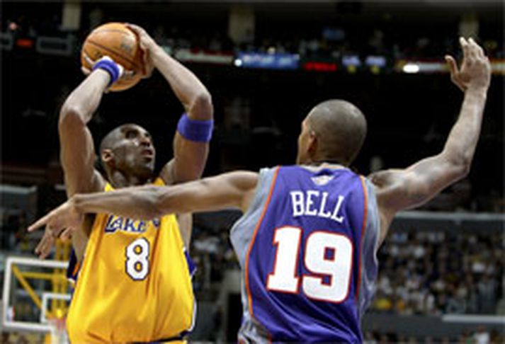 Kobe Bryant og Raja Bell háðu harða baráttu í leiknum í gær og Bell lá eitt sinn blóðugur eftir