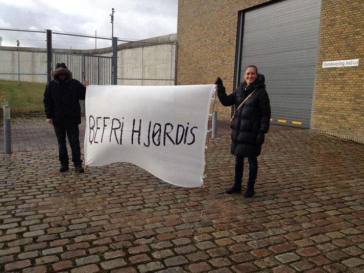 Síðustu helgi efndu stuðningskonur Hjördísar til mótmæla fyrir framan fangelsið í Horsens vegna handtöku án dóms og laga.