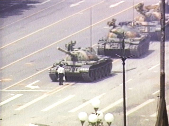 24 ár eru á morgun frá því að hundruð manna féllu í aðgerðum gegn mótmælendum á Tiananmen-torgi í peking.