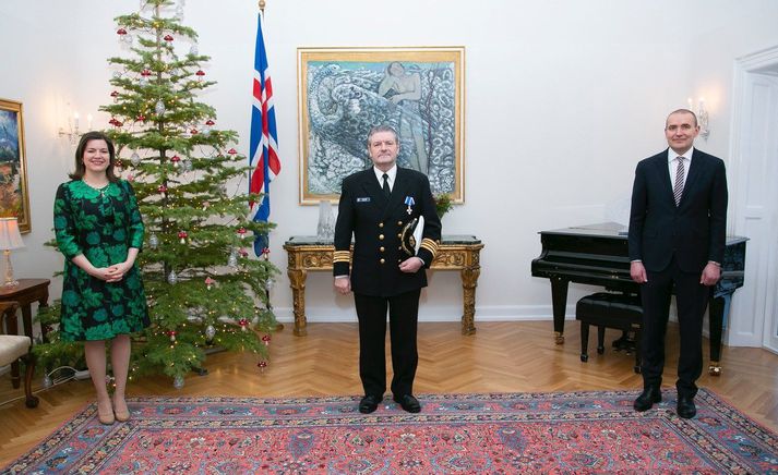 Halldór Benóný Nellett skipherra við athöfnina á Bessastöðum ásamt Elizu Reed forsetafrú og Guðna Th. Jóhannessyni forseta Íslands.