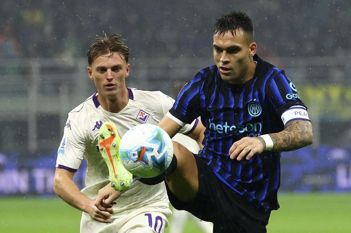 Albert í baráttunni við Latuaro Martínez, fyrirliða Inter.