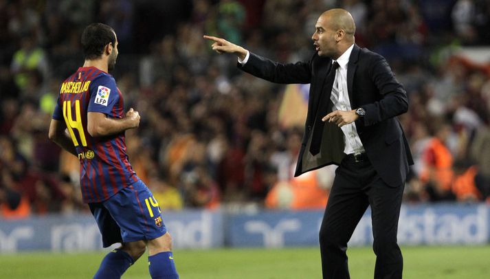 Pep Guardiola segir Javier Mascherano, eina miðverði sínum á móti Atlético Madrid, hvað hann vill fá frá honum.