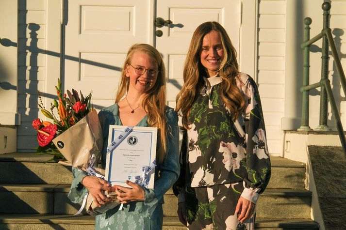 Ragnheiður Harpa Leifsdóttir og Hildur Björnsdóttir við verðlaunaafhendingu Bókmenntaverðlauna Tómasar Guðmundssonar.