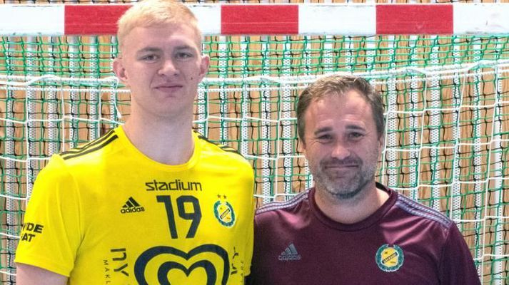 Tryggvi Þórisson, leikmaður Savehof í Svíþjóð (til vinstri) 