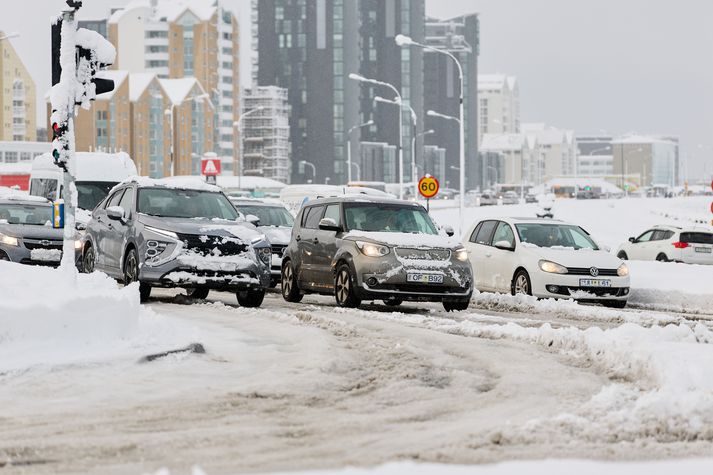 Vetrarfærðin hefur valdið umferðartöfum víða um höfuðborgarsvæðið.