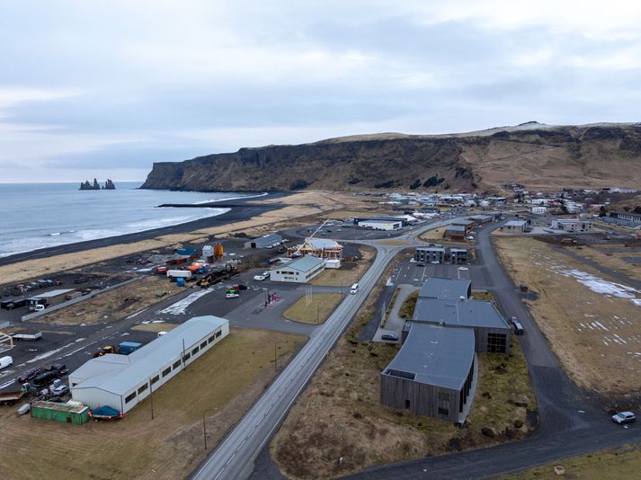 Vík í Mýrdal er ein ef ferðaþjónustumiðstöðvum Suðurlands en útlendingar manna stóran hluta ferðaþjónustustarfa. Rúmlega tveir af hverjum þremur íbúum í sveitarfélaginu eru með erlent ríkisfang.