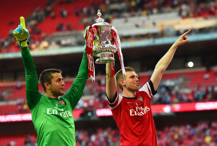Fabianski fagnar enska bikarmeistaratitlinum með Per Mertesacker.