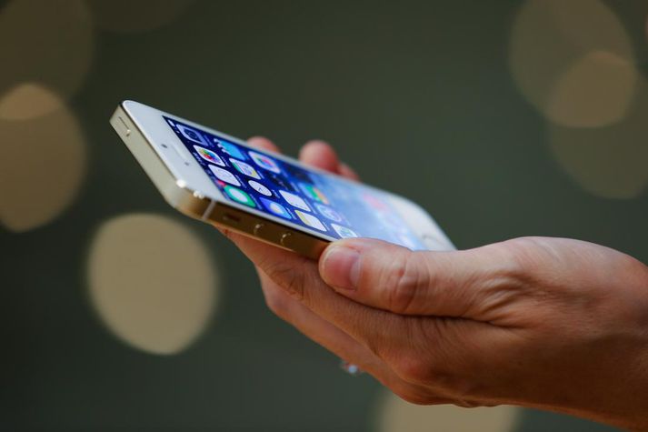 Áhugasamur kaupandi skoðar iPhone í verslun í Kína árið 2013.