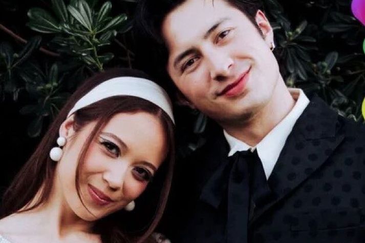 Laufey og Hudson Williams leika á móti hvort öðru í tónlistarmyndbandi við lag Laufeyjar Madwoman.