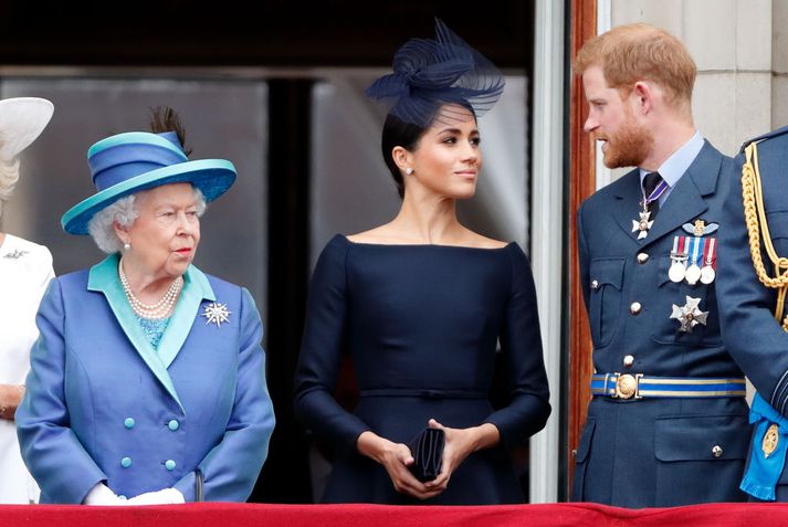 Meghan stendur hér á milli drottningarinnar og eiginmannsins. Myndin er tekin á viðburði í apríl 2018. Meghan og Harry höfðu þá verið trúlofuð í um það bil ár og giftu sig mánuði síðar.