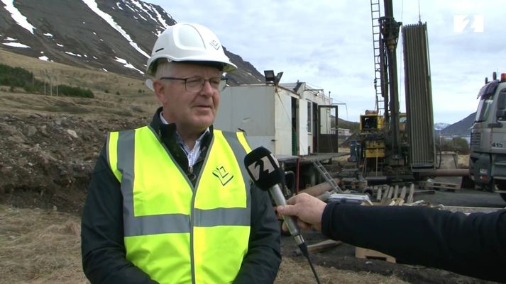Elías Jónatansson, orkubússtjóri á Vestfjörðum, við borholuna í dag.