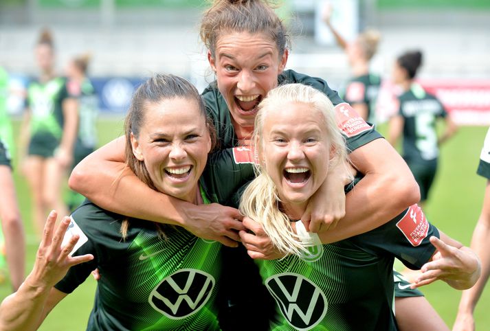 Sara Björk Gunnarsdóttir hefur verið afar sigursæl með Wolfsburg. Hér fagnar hún fjórða Þýskalandsmeistaratitlinum með Felicitas Rauch og stórvinkonu sinni Pernille Harder.