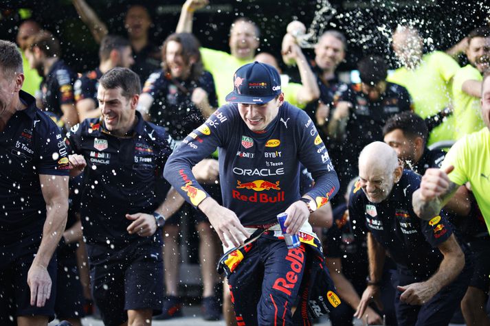 Max Verstappen fagnar sigri sínum með Red Bull-mönnum í Miami í kvöld. 