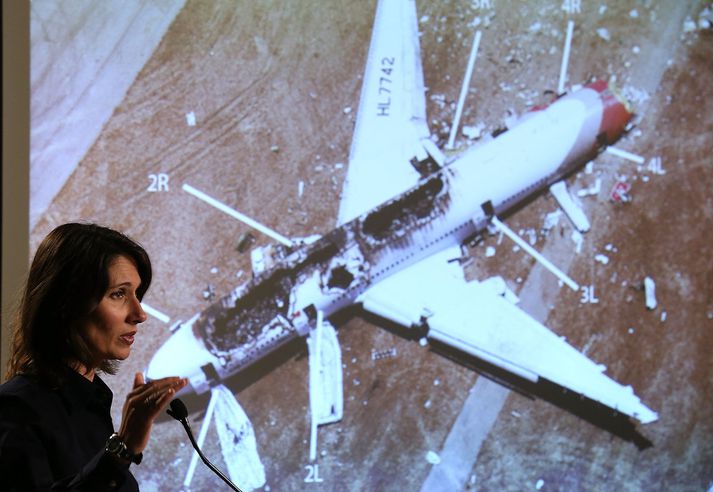 Deborah Hersman, forstöðumaður Samgönguöryggisstofnunar Bandaríkjanna, hafnaði gagnrýni samtaka flugmanna vegna upplýsingagjafar NTSB. Hér skýrir Hersmann málin fimm dögum eftir flugslys í San Francisco sumarið 2013.