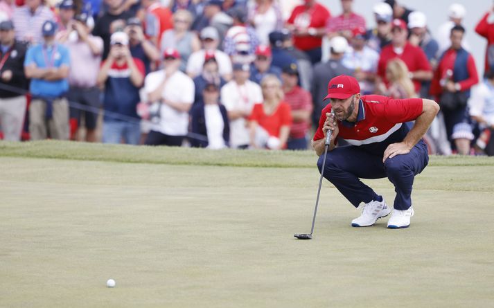 Dustin Johnson skoðar flötina á 2. braut