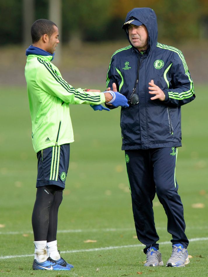 Carlo Ancelotti og Ashley Cole á æfingu.