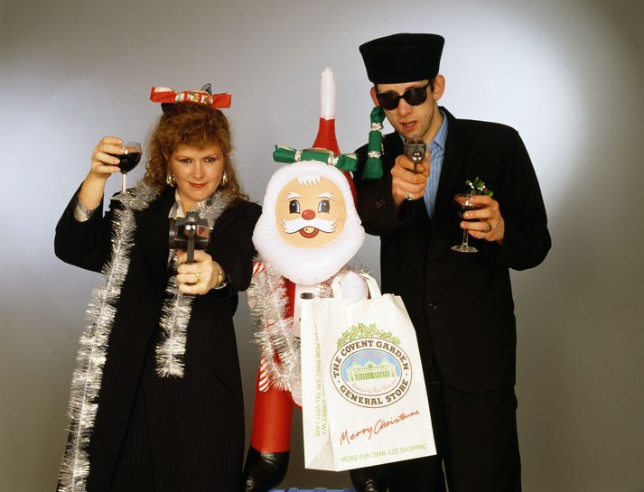 Shane MacGowan, til hægri fékk söngkonuna Kirsty MacColl til þess að syngja með sér í laginu. Photo by Tim Roney/Getty Images)