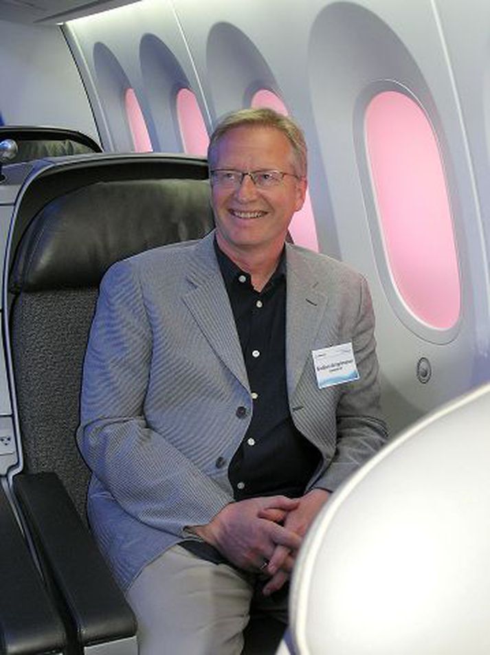 Nýja þotan frá Boeing er með umtalsvert stærri glugga en forverar hennar í háloftunum. Nýtt byggingarefni vélarinnar, samþættar koltrefjar, gera þetta mögulegt. Guðjón Arngrímsson, upplýsingastjóri Icelandair Group, lætur hér fara vel um sig í eftirlíkingu af innra byrði Dream­liner-þotunnar.