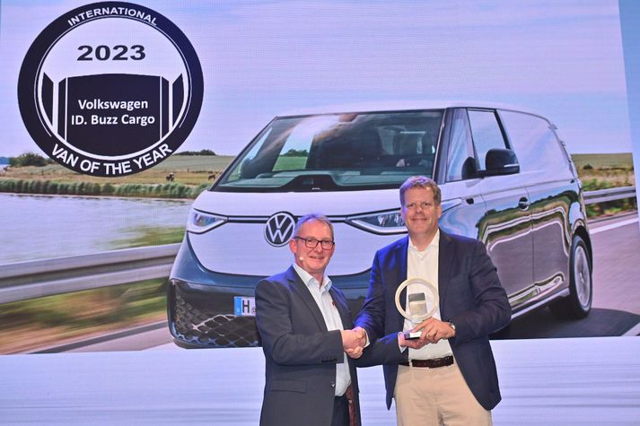 Carsten Intra, forstjóri Volkswagen-atvinnubíla (Volkswagen Commercial Vehicles, VWCV), tók við verðlaununum úr hendi Jarlath Sweeney, stjórnarformanns IVOTY, á opnunarviðburði VDA, „Stjörnur ársins“.