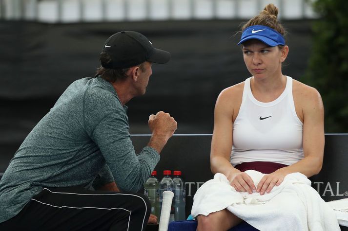 Darren Cahill ræðir við Simonu Halep á móti árið 2020. Hún hafði þá unnið risamót tvö síðustu ár á undan.