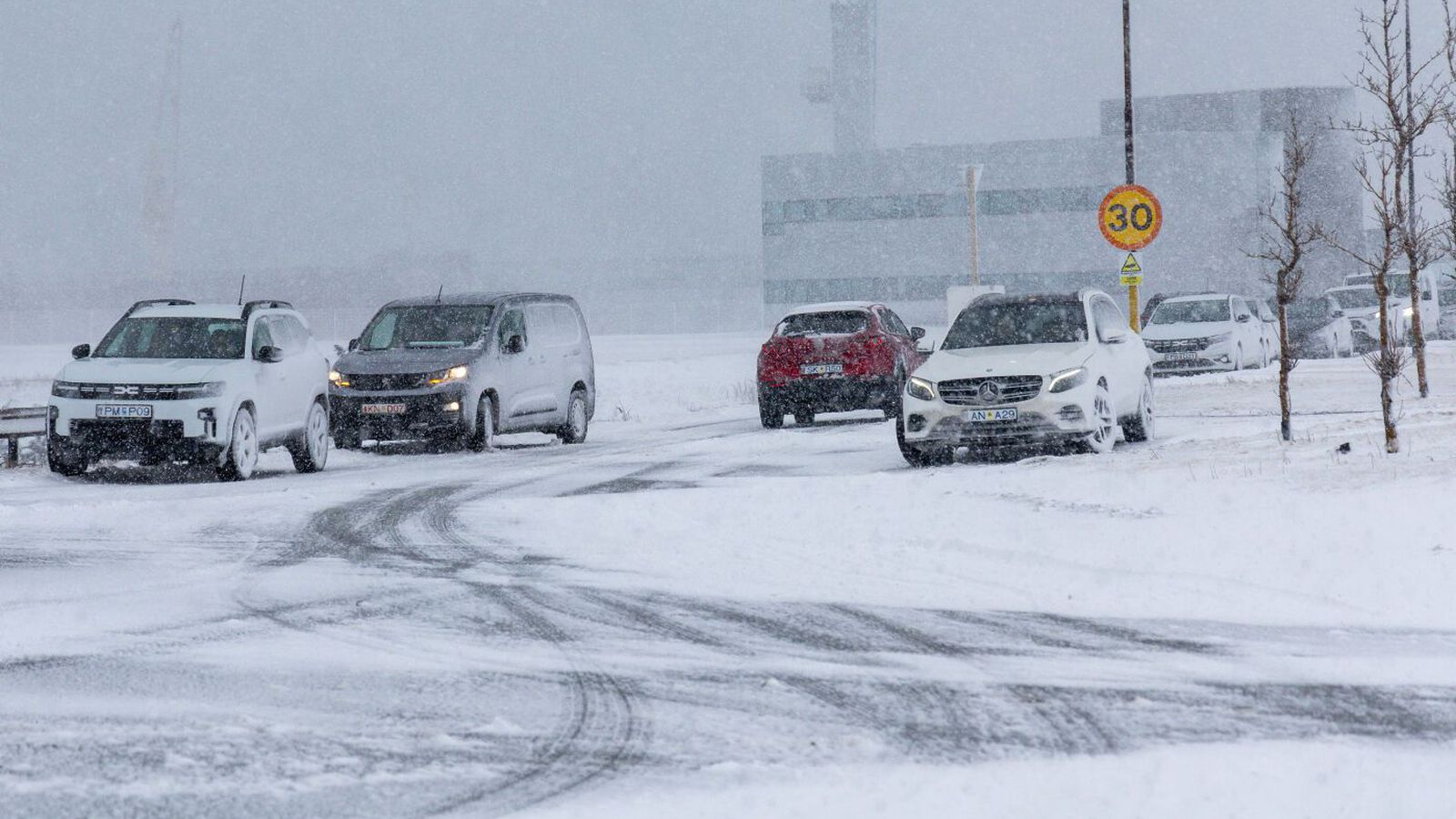 Snýst í austan og suð­austan í kvöld með snjó­komu og slyddu
