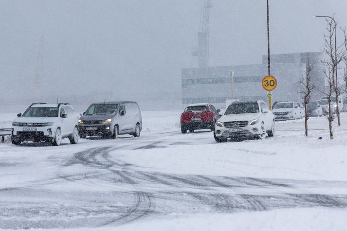 Von er á lægð til landins í kvöld. 