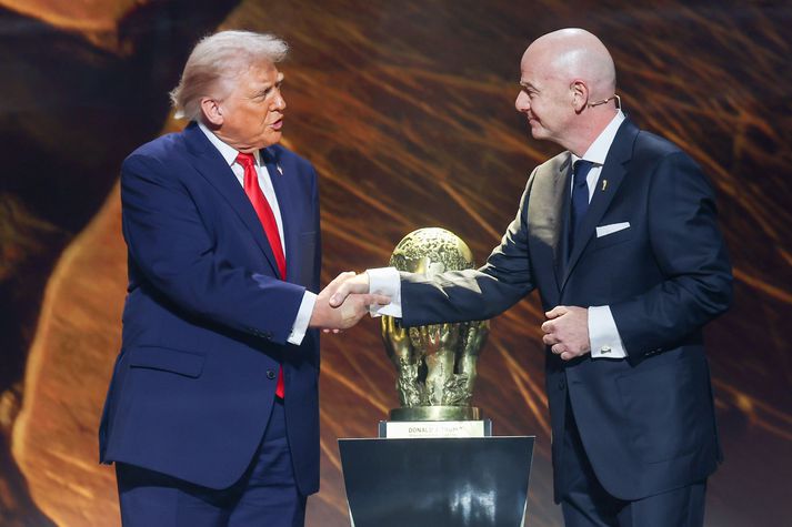 Gianni Infantino, forseti FIFA og Donald Trump Bandaríkjaforseti þegar Trump fékk friðarverðlaun FIFA.