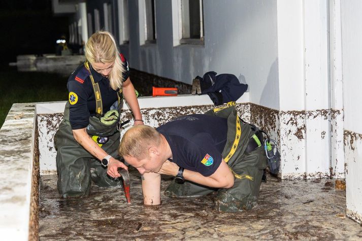 Mikill fjöldi sjöllviliðsmanna var kallaður á vettvang í Hvassaleiti að kvöldi 2. september.