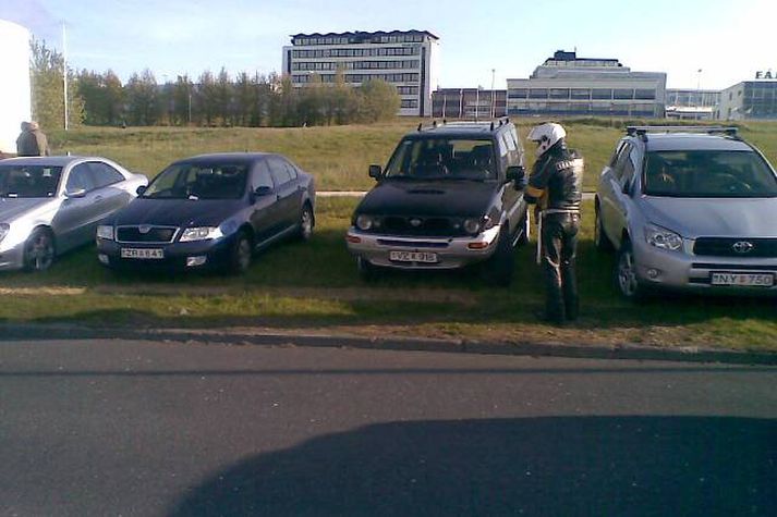 Lögreglan sektar hér einn bíl sem lagður er ólöglega.