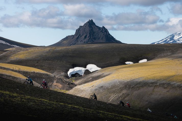 Hjólað er í stórbrotinni náttúru hálendis Íslands
