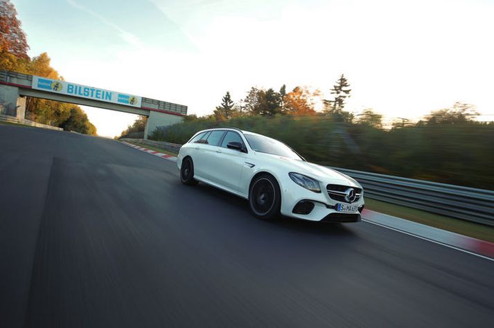 Mercedes AMG E63 S bíllinn á Nürburgring brautinni.