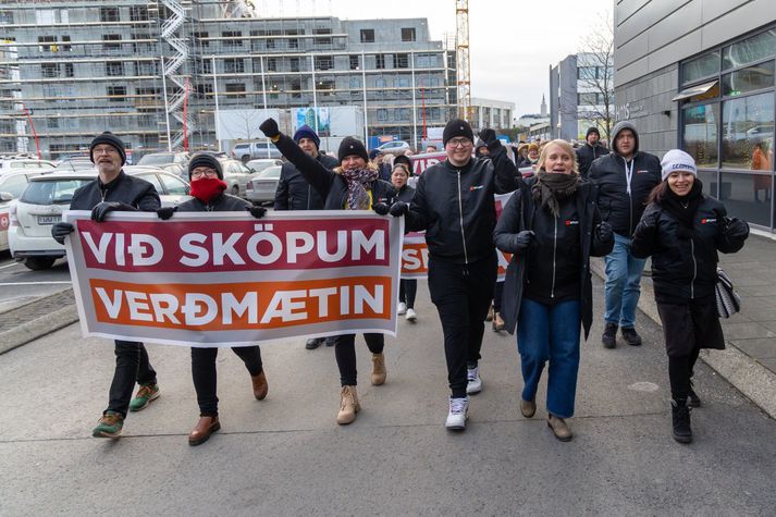 Það var baráttuhugur í um áttatíu manna samninganefnd Eflingar þegar hún mætti til fyrsta samningafundarins undir stjórn ríkissáttasemjara með Samtökum atvinnulífsins í dag.