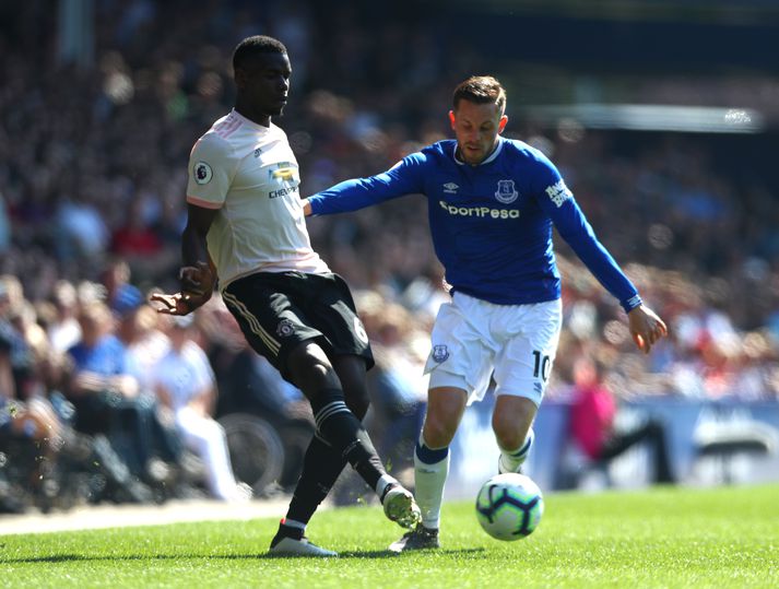 Gylfi sækir að Paul Pogba.