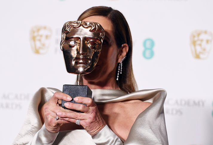 Leikkonan Allison Janney heldur hér á BAFTA-verðlaununum sem hún hlaut í fyrra.